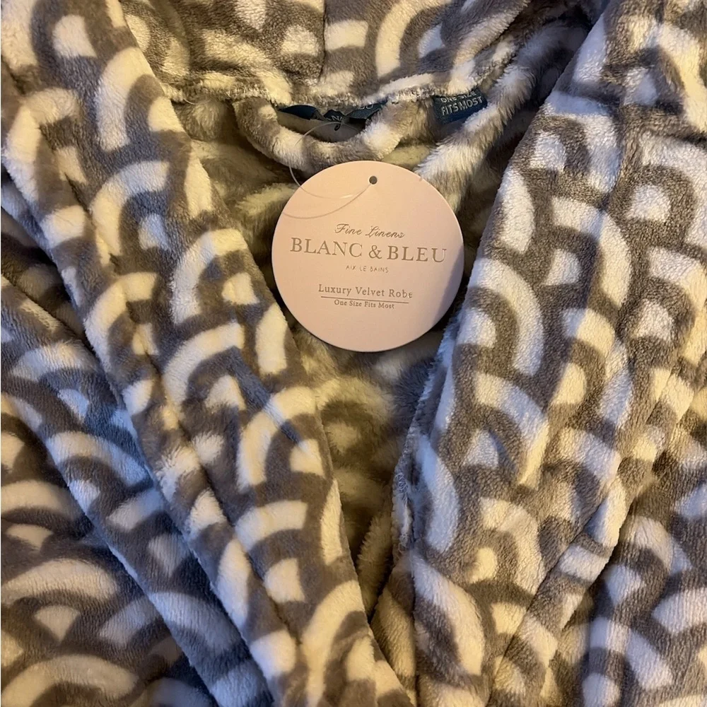 NWT Blanc & Bleu Fine Linens luxury velvet robe - Picture 3 of 3